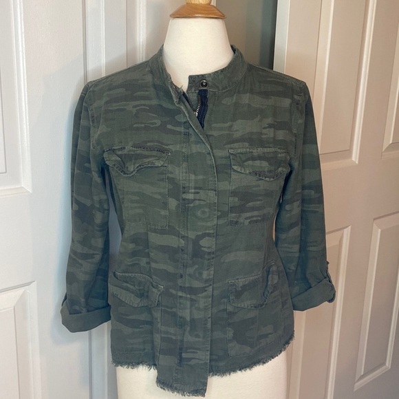 Sanctuary Camouflage Lightweight Jacket Size XS w/ Distressed Bottom in EUC - Picture 1 of 7